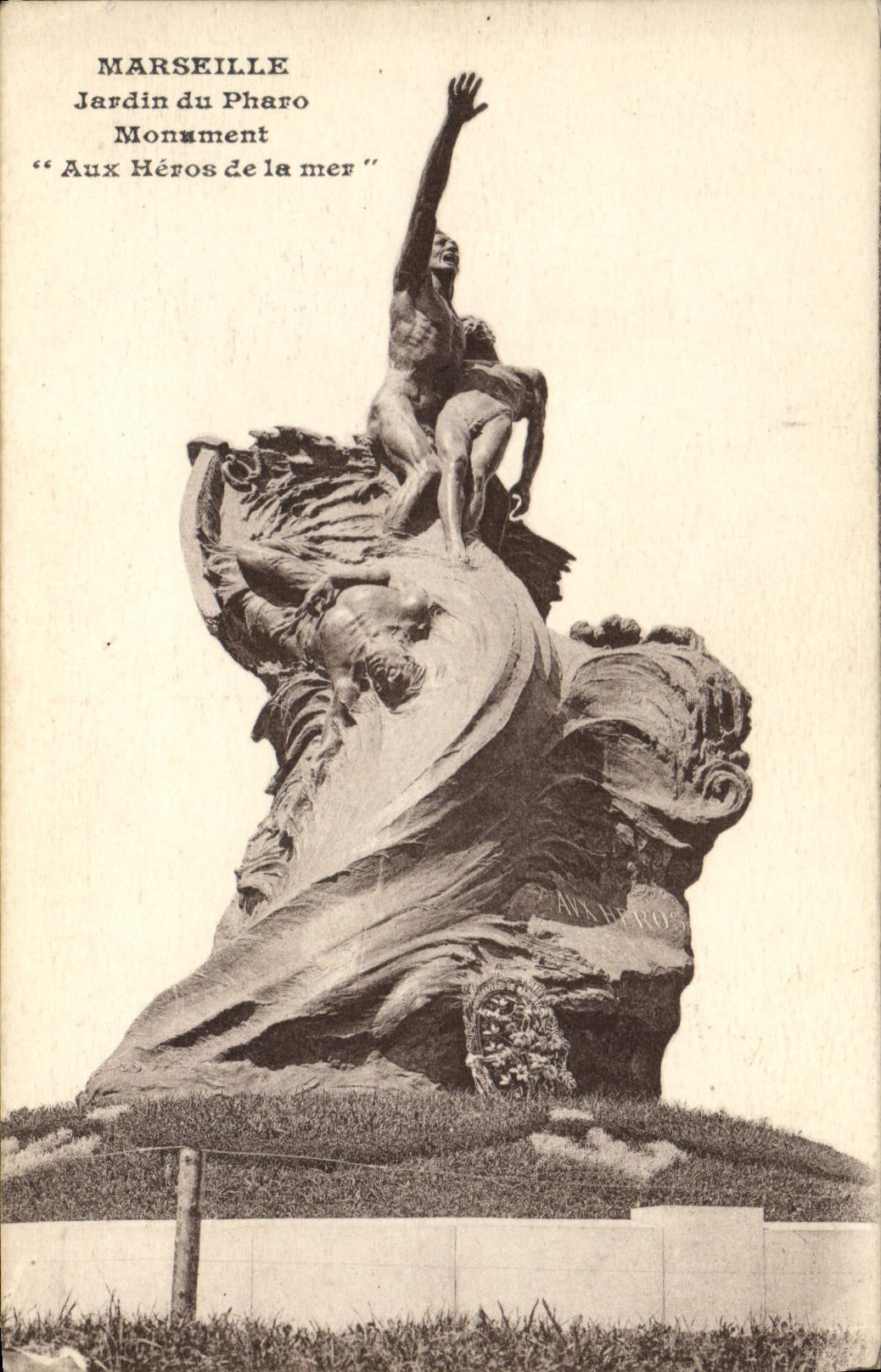 CPA Marseille Jardin du Pharo Monument Aux Heros de la mer