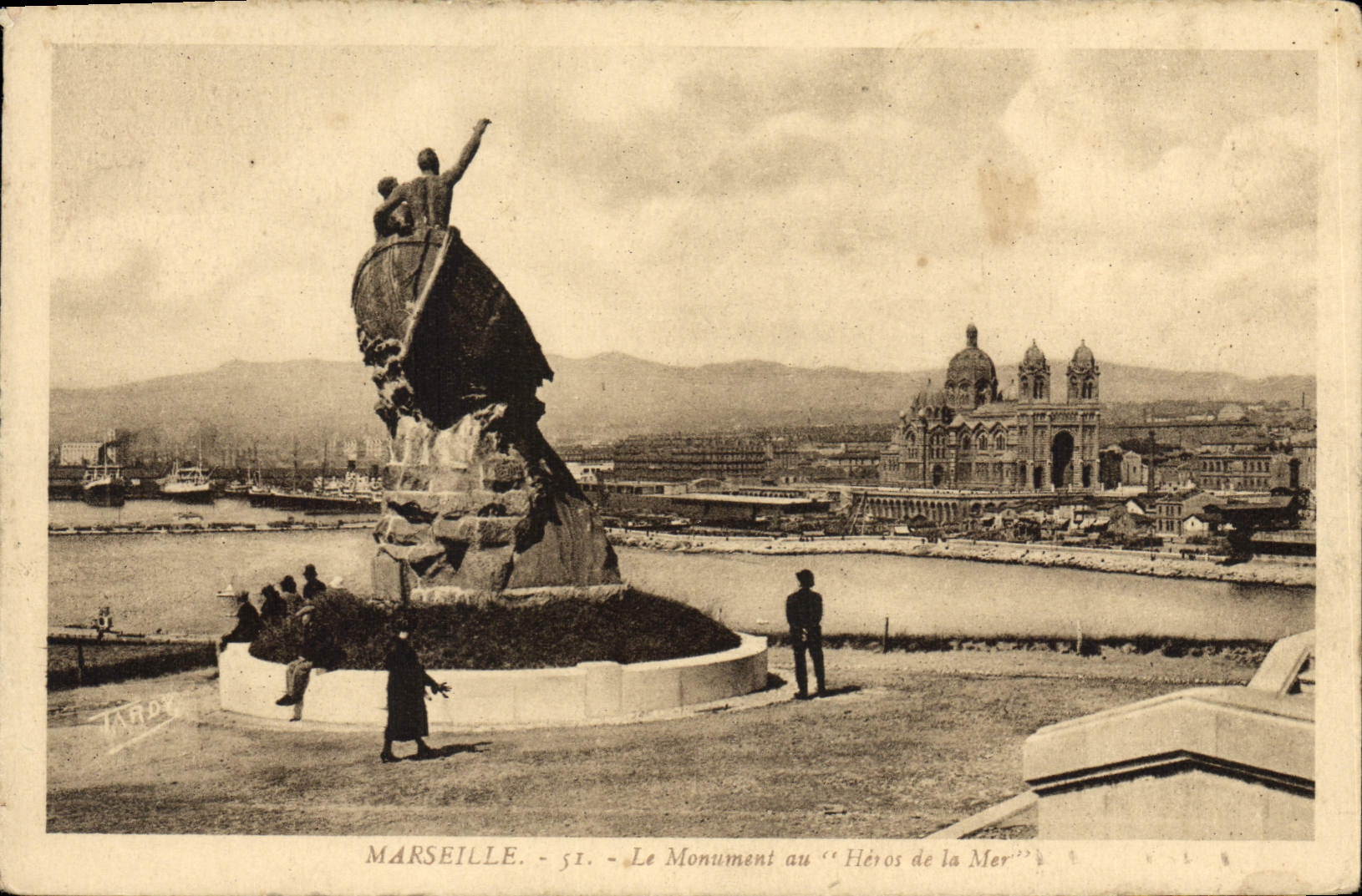 CPA Marseille Le Monument au Heros de la Mer