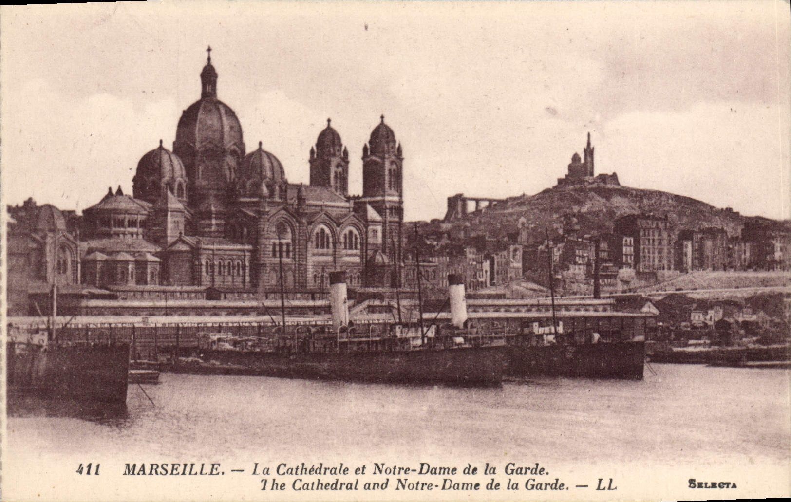 CPA Marseille La Cathedrale et Notre Dame de la Garde Bateaux