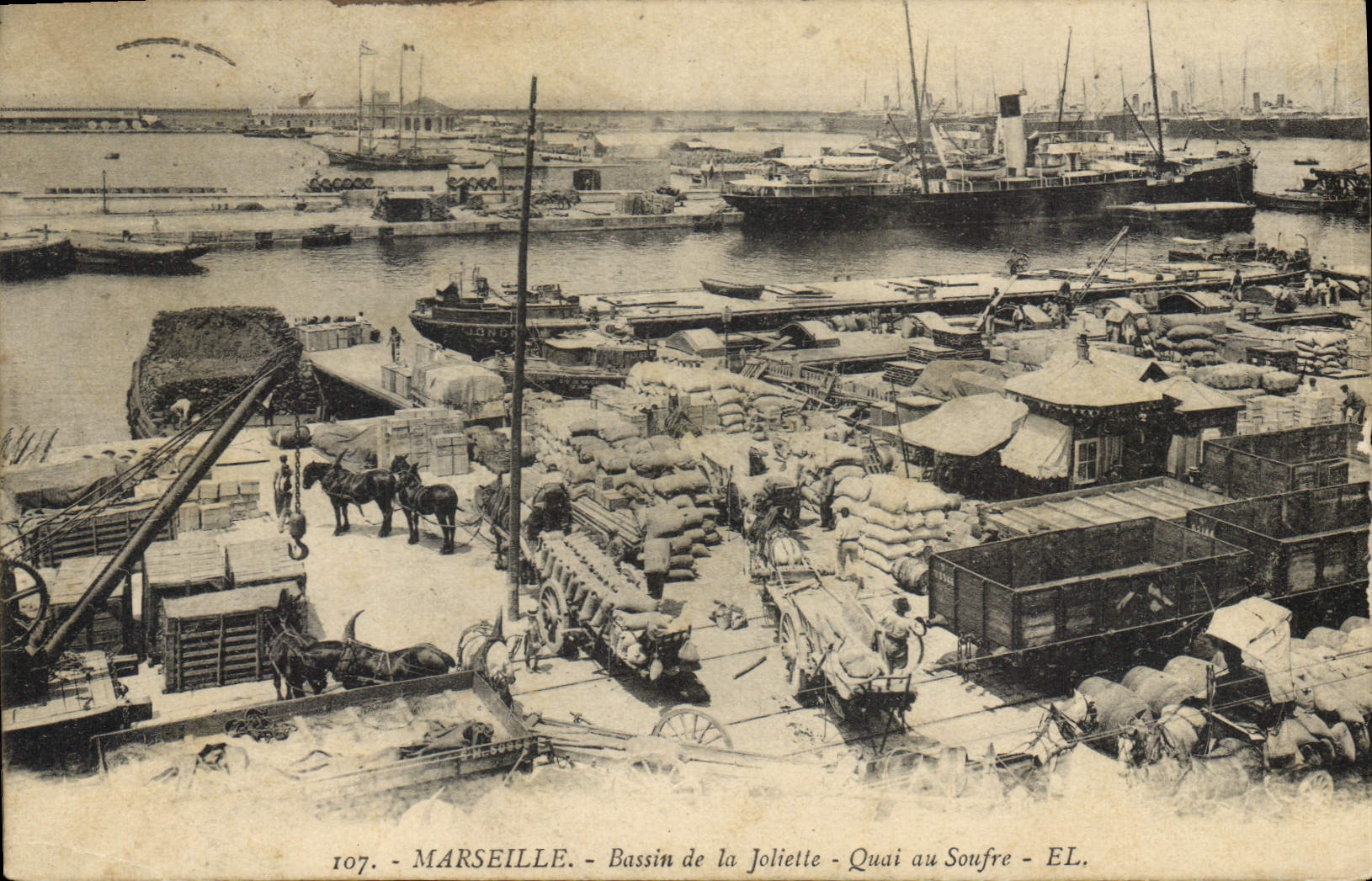 CPA Marseille Bassin de la Joliette Quai au Soufre Bateaux