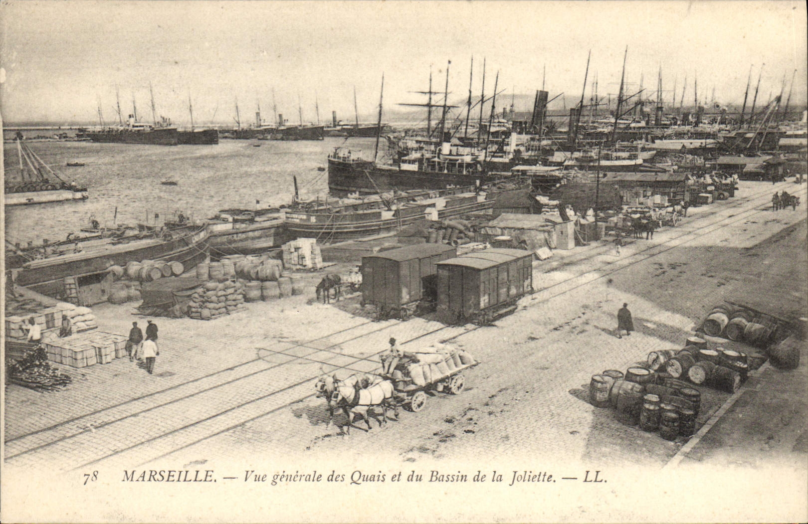 CPA Marseille Vue generale des Quais et du Bassin de la Joliette Bateaux