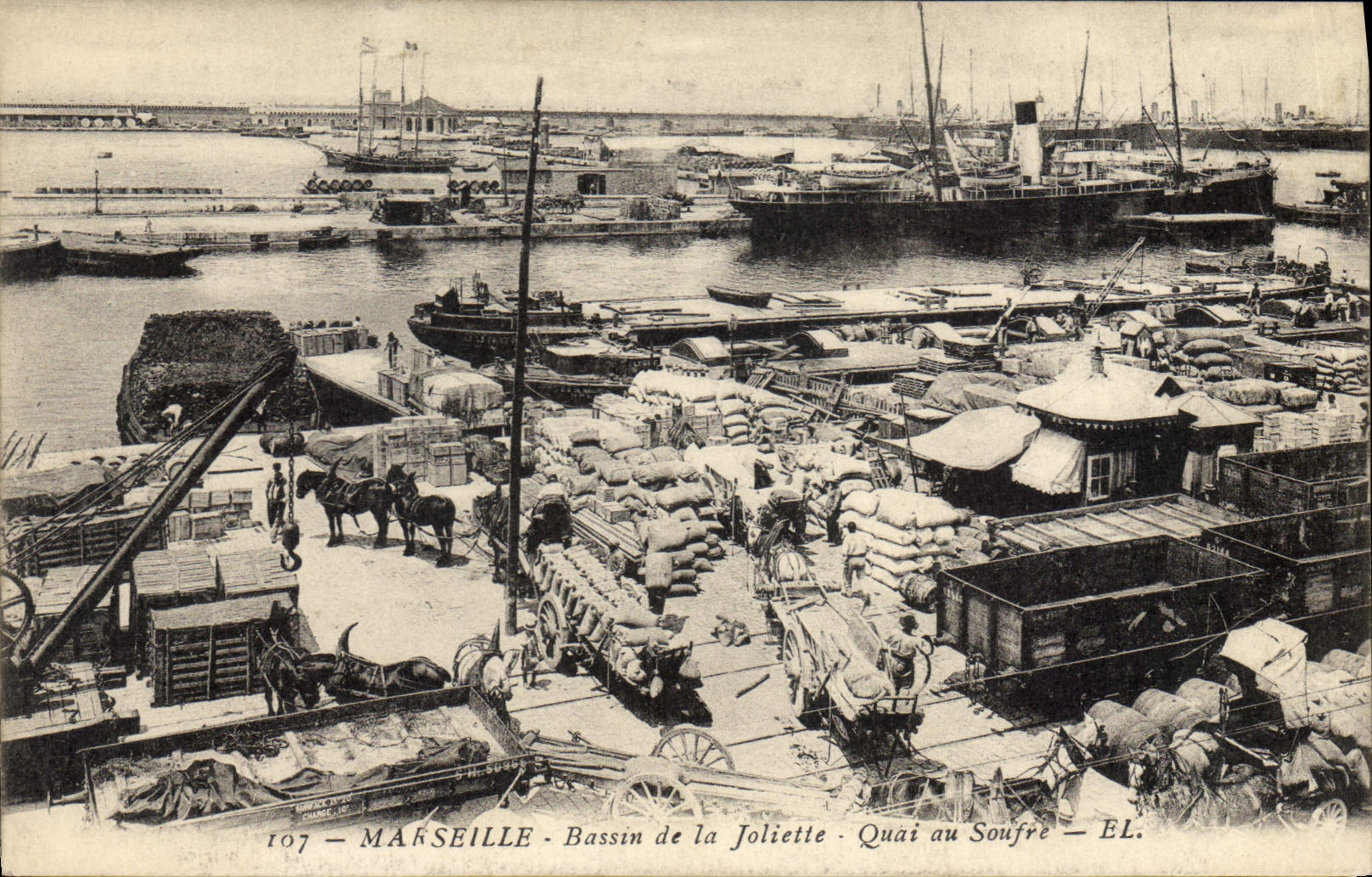 CPA Marseille Bassin de la Joliette Quai au Soufre Bateaux