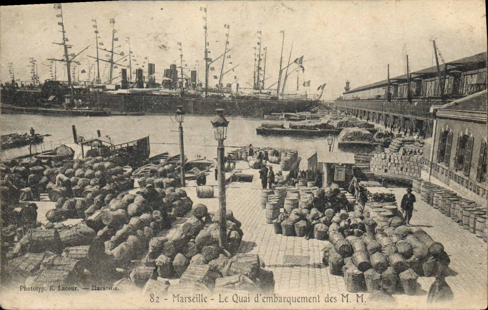 CPA Marseille Le Quai d'embarquement des M M Bateaux