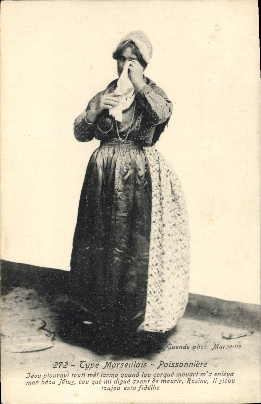 CPA Marseille Type Marseillais Poissonniere Folklore