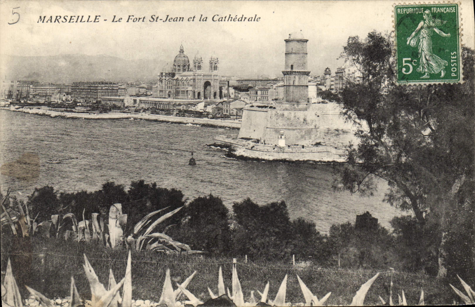 CPA Marseille Le Fort St Jean et la Cathedrale