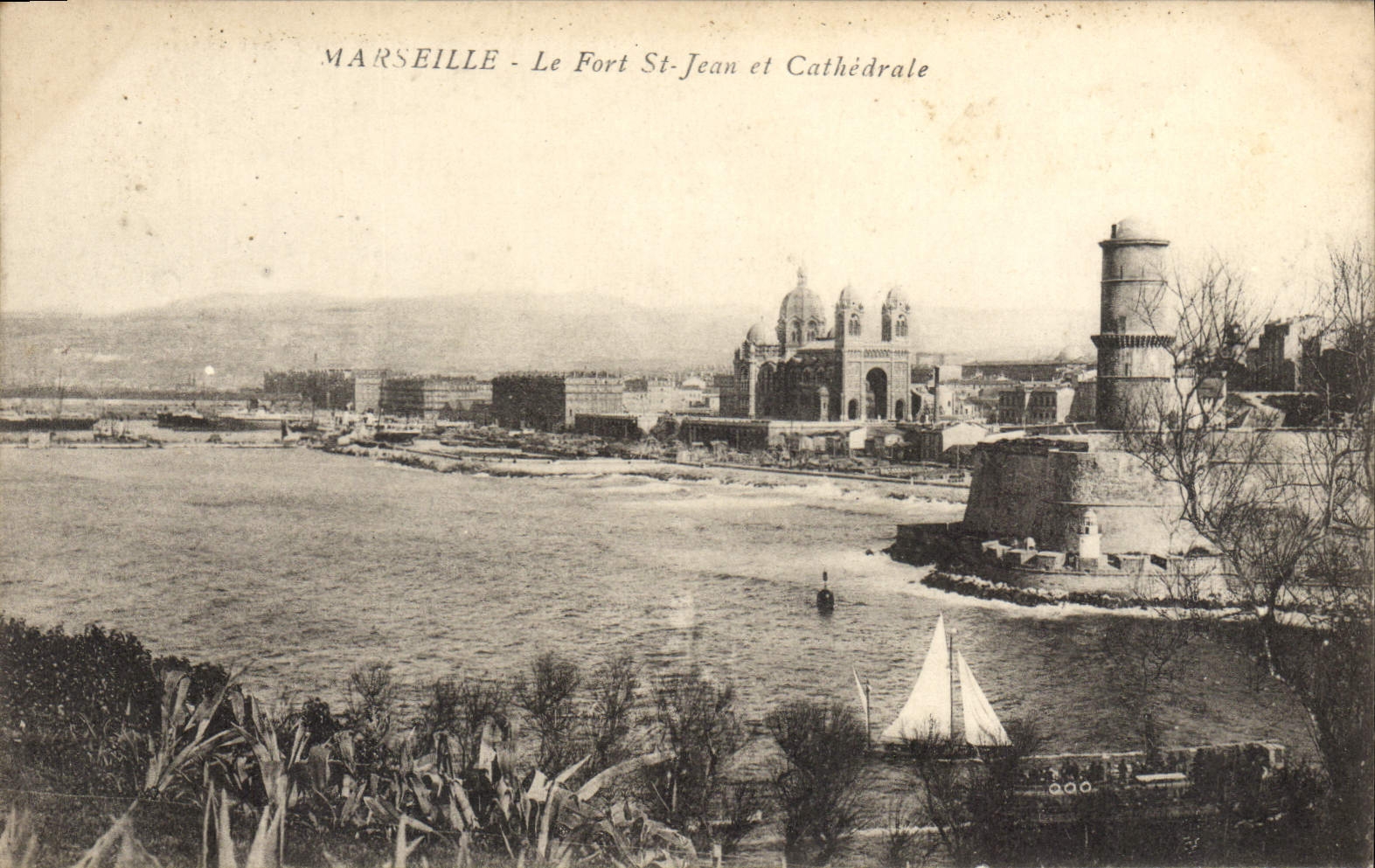 CPA Marseille Le Fort St Jean et Cathedrale