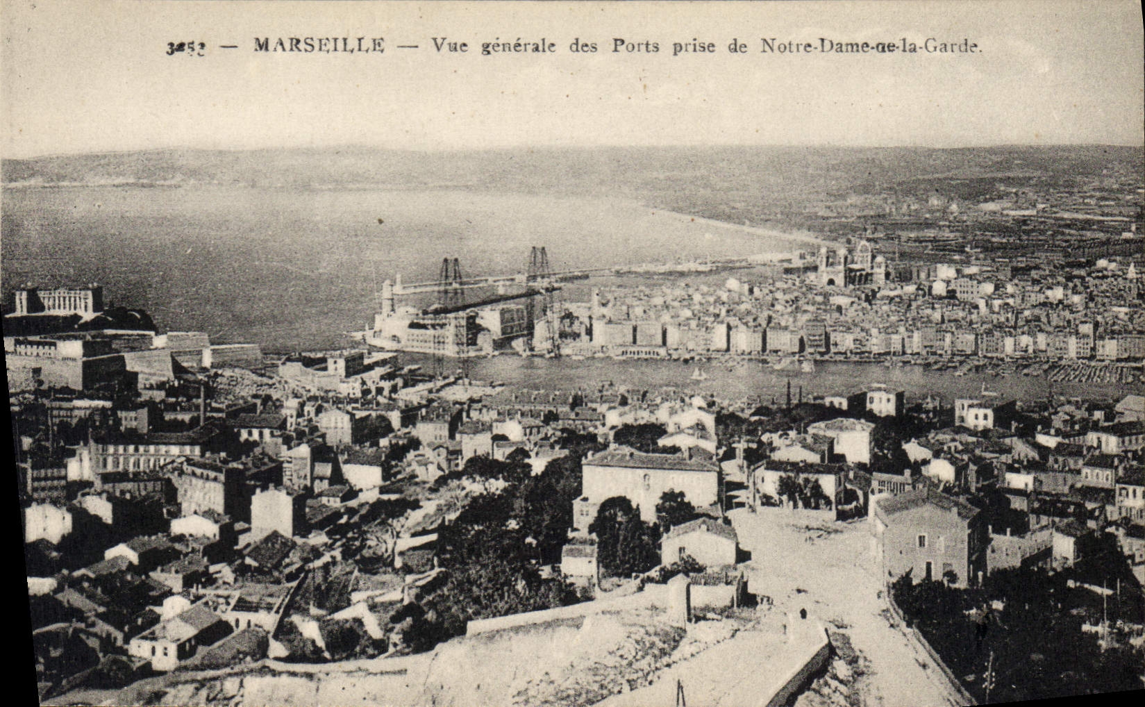 CPA Marseille Vue generale des Ports prise de Notre Dame de la Garde