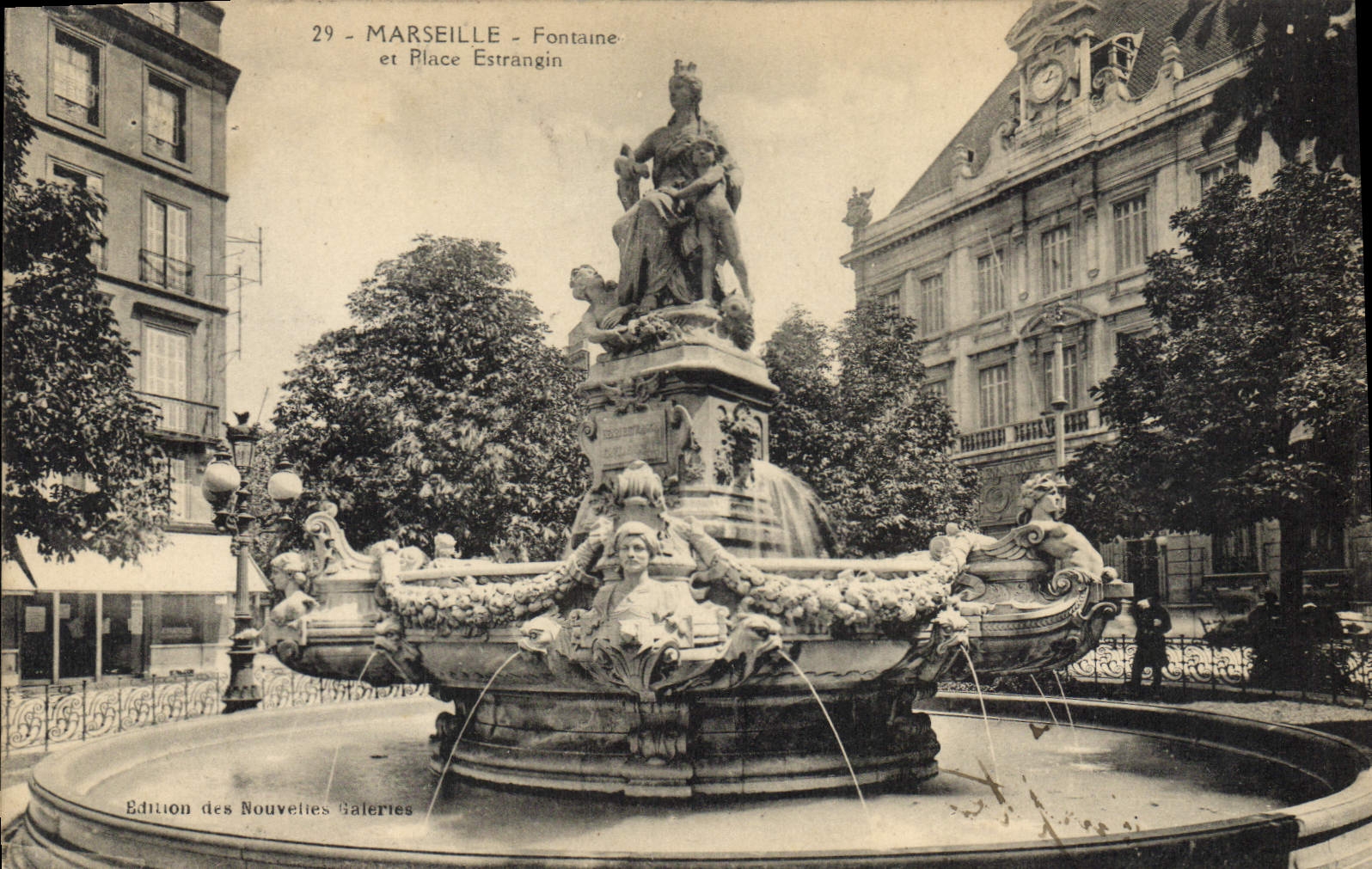 CPA Marseille Fontaine et Place Estrangin
