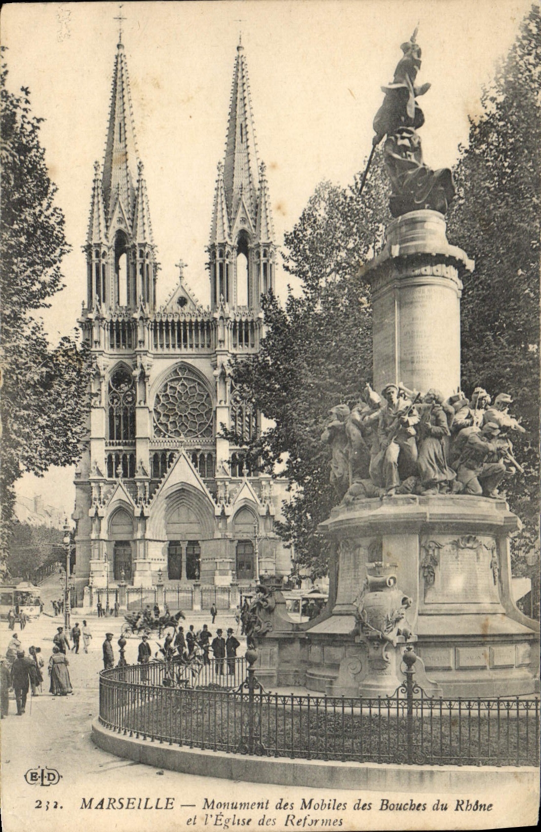 CPA Marseille Monument des Mobiles des Bouches du Rhone et l'Eglise des Reformes