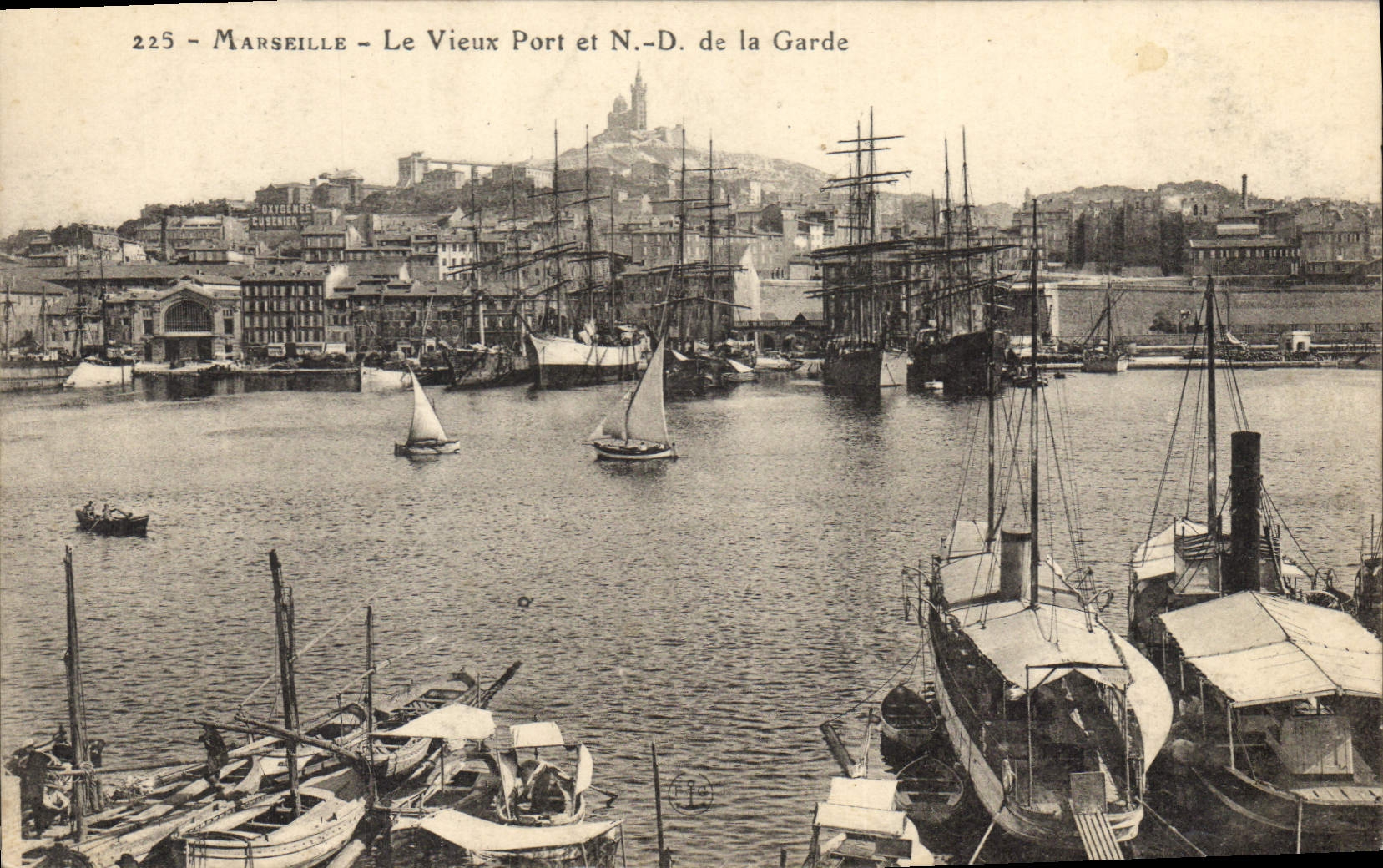 CPA Marseille Le Vieux Port et N. D. de la Garde Bateaux