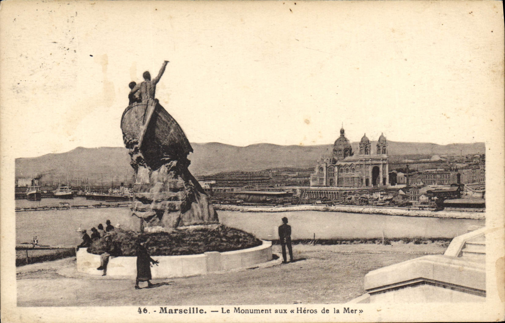 CPA Marseille Le Monument aux Heros de la Mer