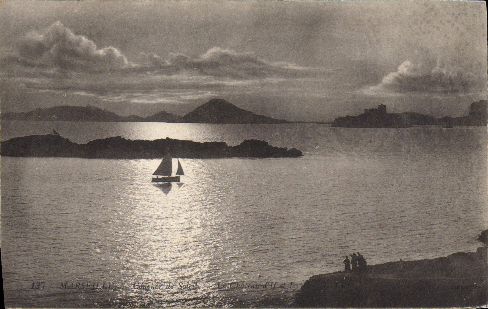 CPA Marseille Coucher de Soleil Le Chateau d'If et les Iles
