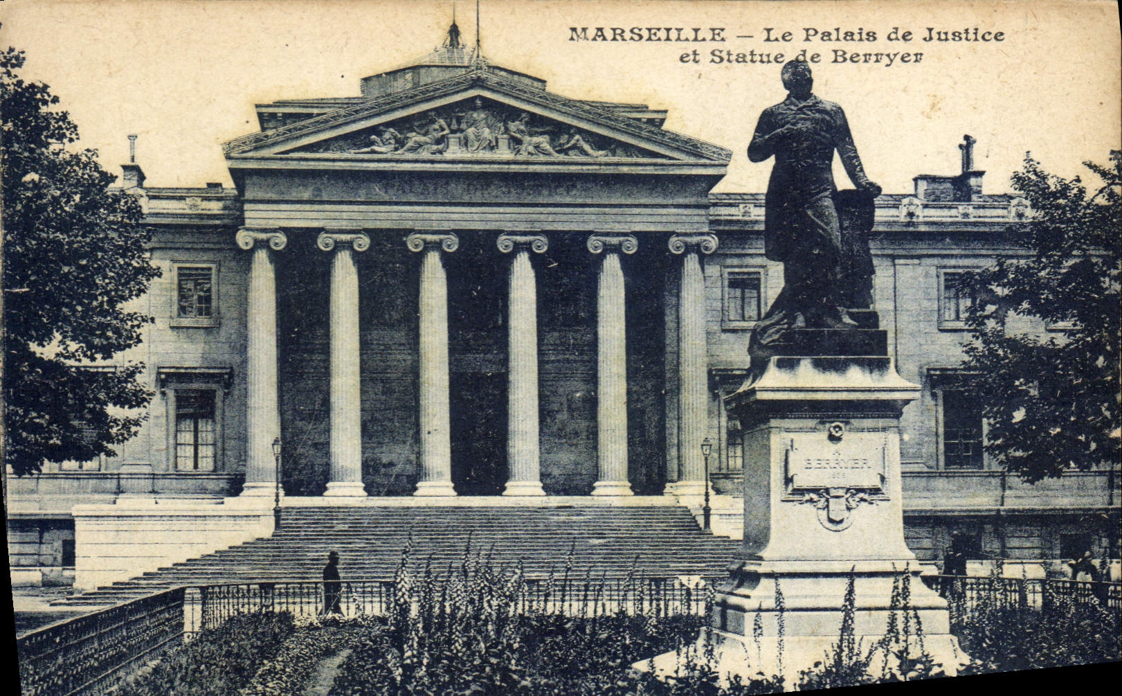 CPA Marseille Le Palais de Justice et Statue de Berryer