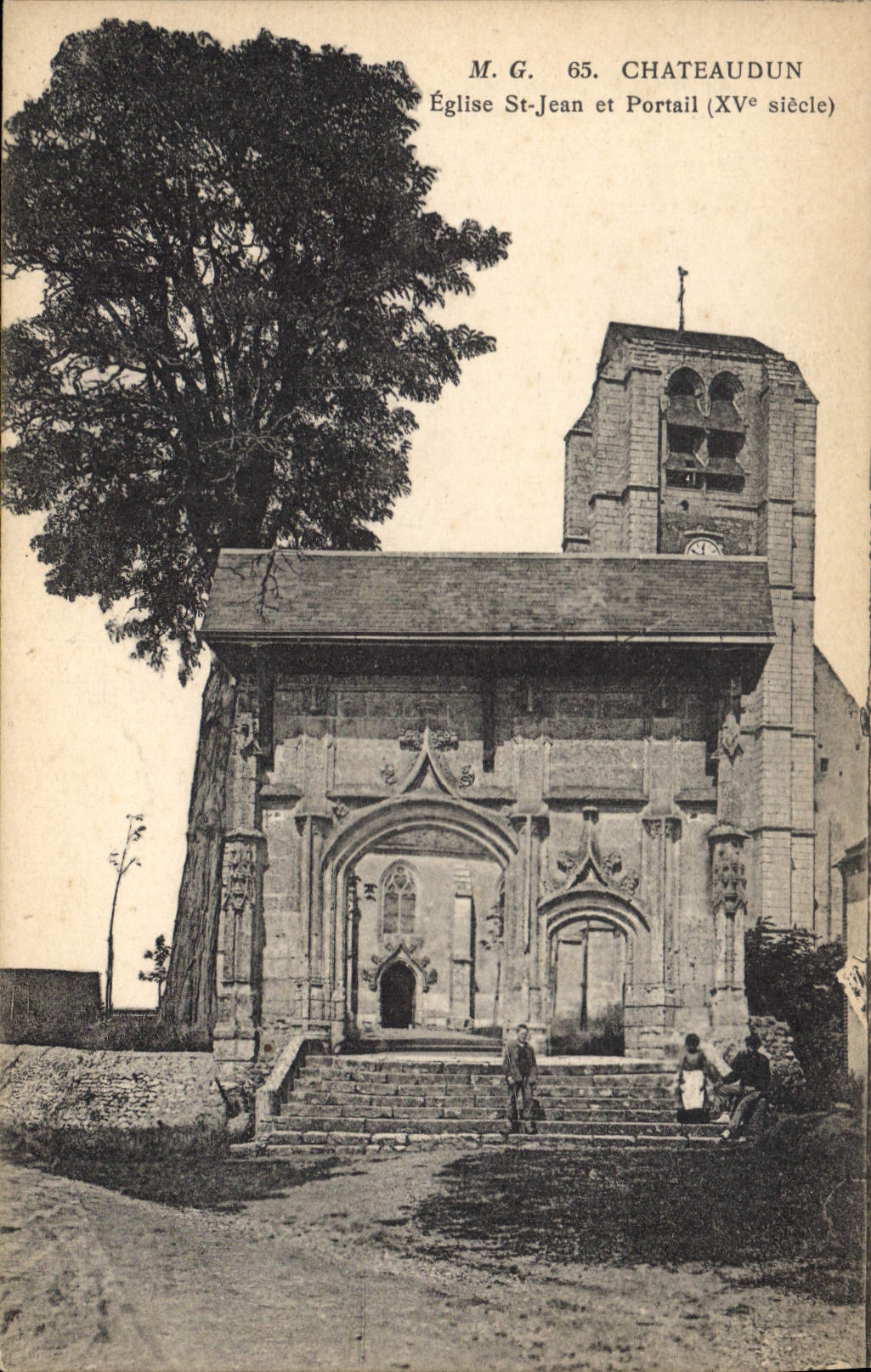 CPA Chateaudun Eglise St Jean et Portail XV siecle 