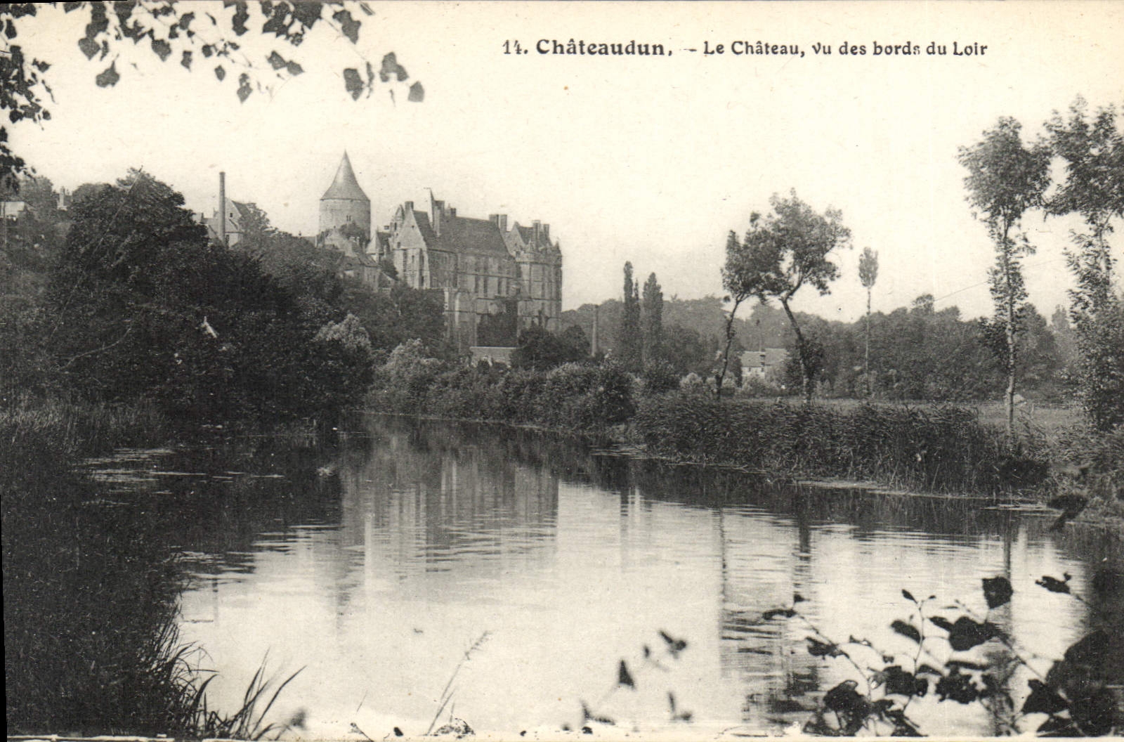 CPA Chateaudun Le Chateau vu des bords du Loir 