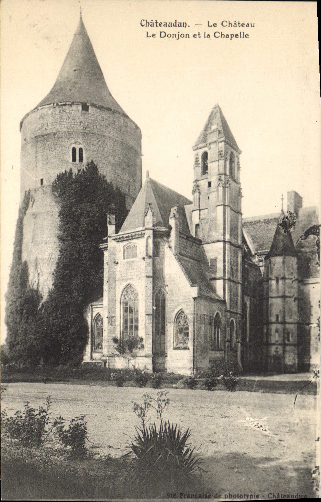 CPA Chateaudun Le Chateau Le Donjon et la Chapelle
