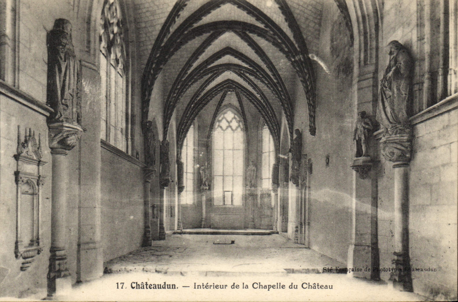 CPA Chateaudun Interieur de la Chapelle du Chateau 
