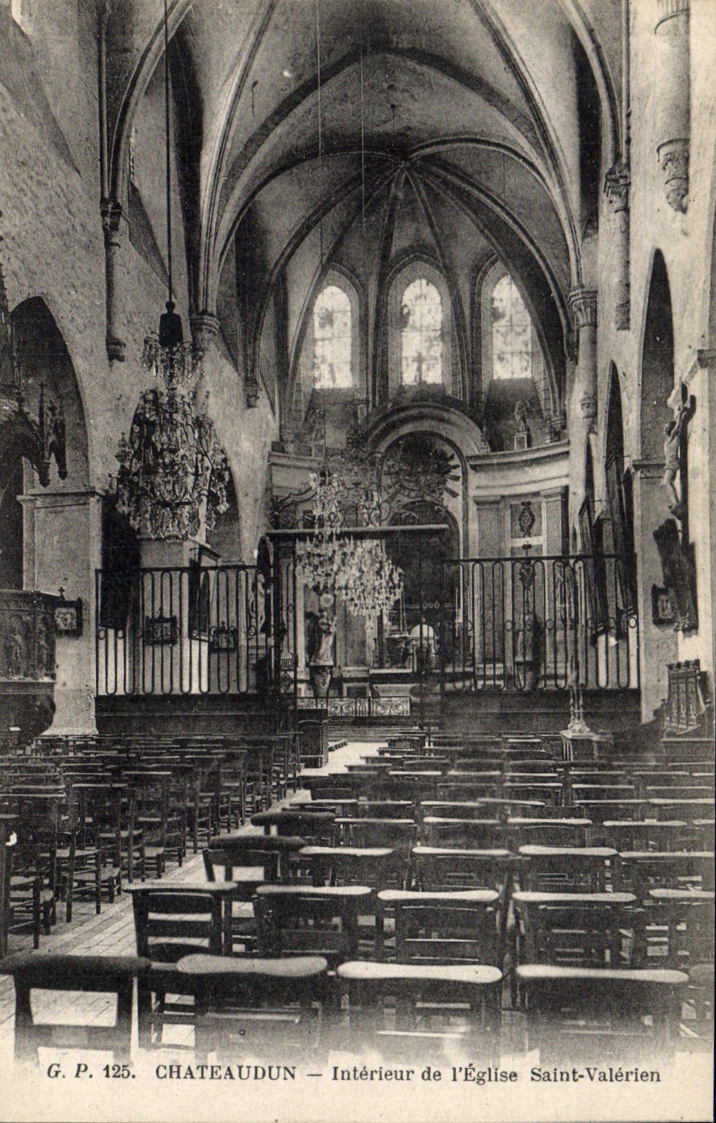 CPA Chateaudun Interieur de l'Eglise Saint Valerien
