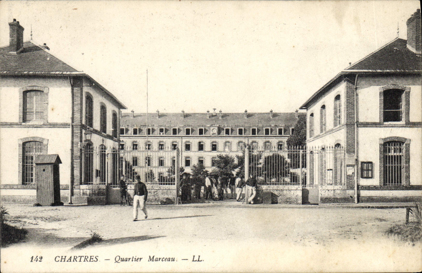 CPA Chartres Quartier Marceau Militaria