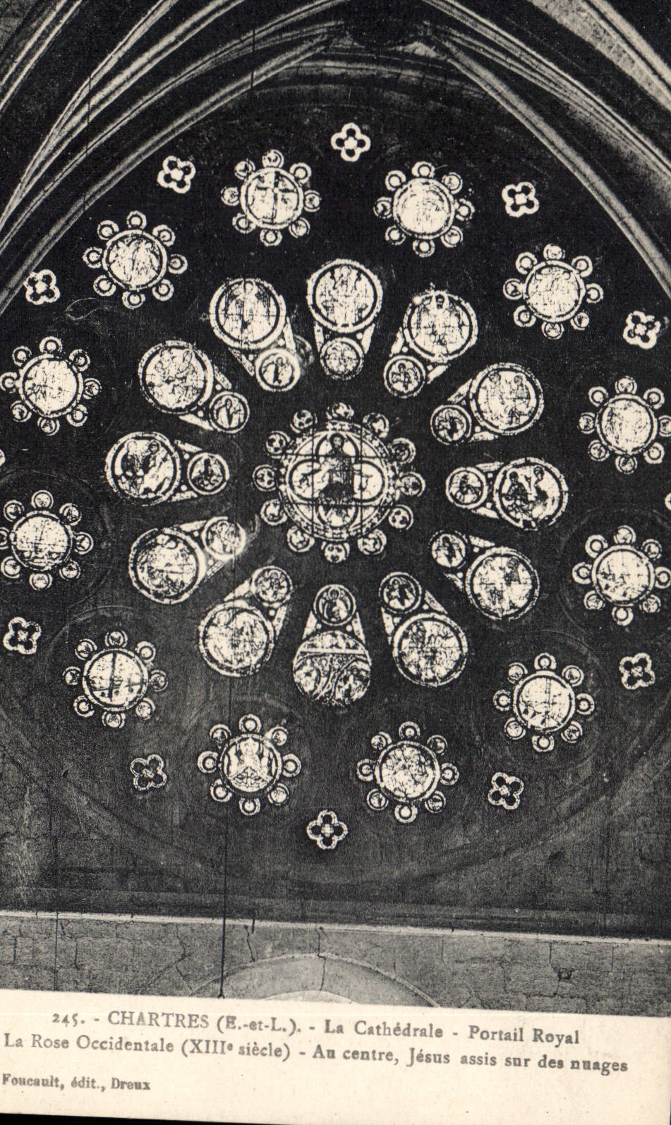 CPA Chartres E et L La Cathedrale Portail Royal La Rose occidentale Au centre Jesus assis sur des nu