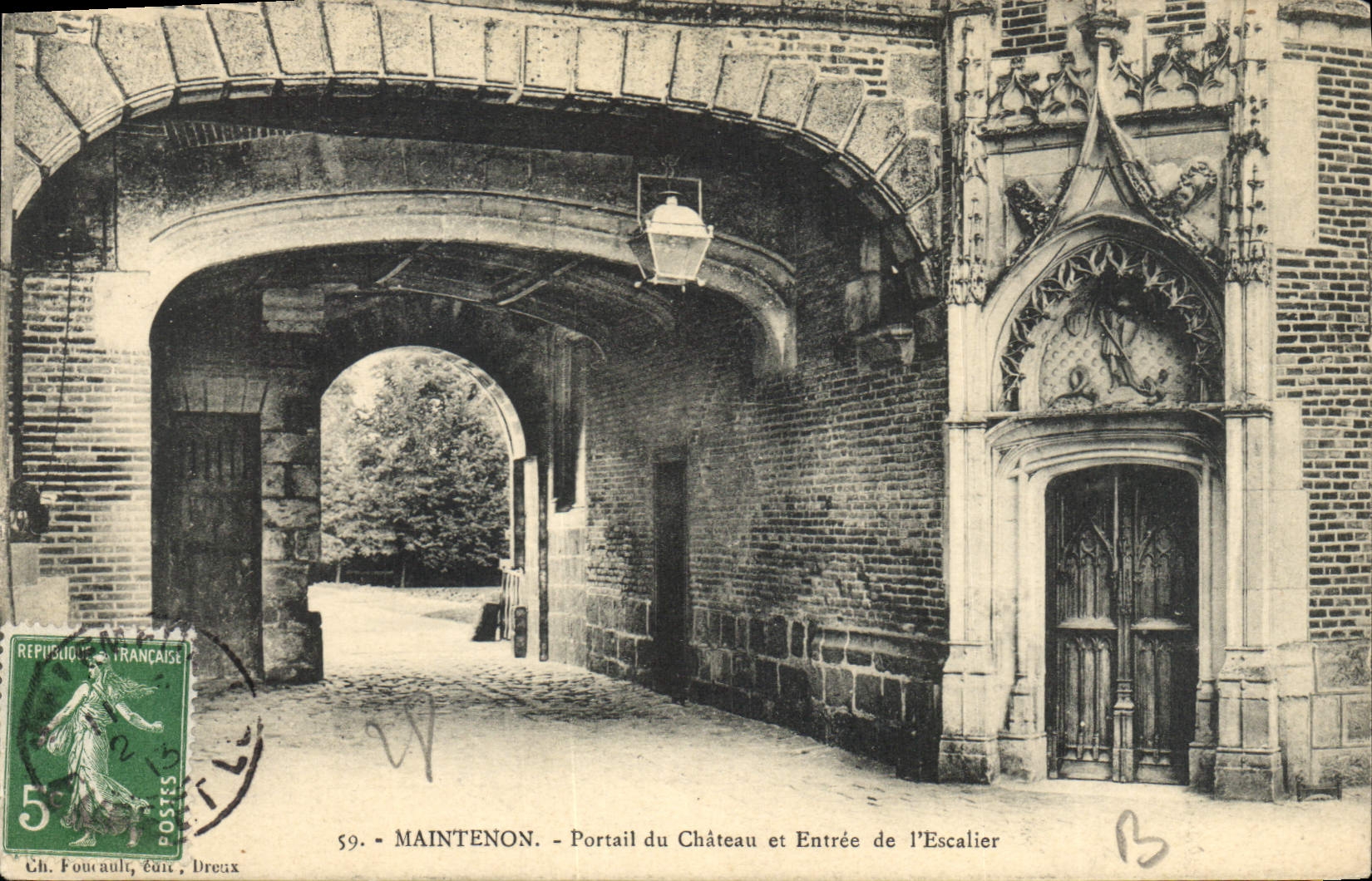 CPA Maintenon Portail du Chateau et Entree de l'Escalier 