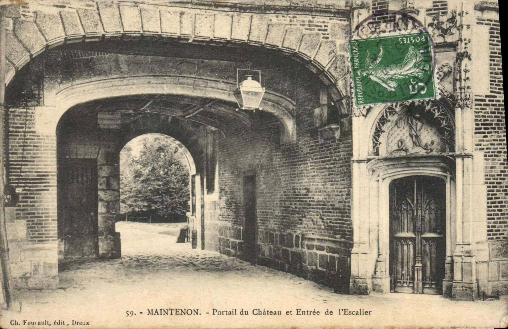 CPA Maintenon Portail du Chateau et Entree de l'Escalier 