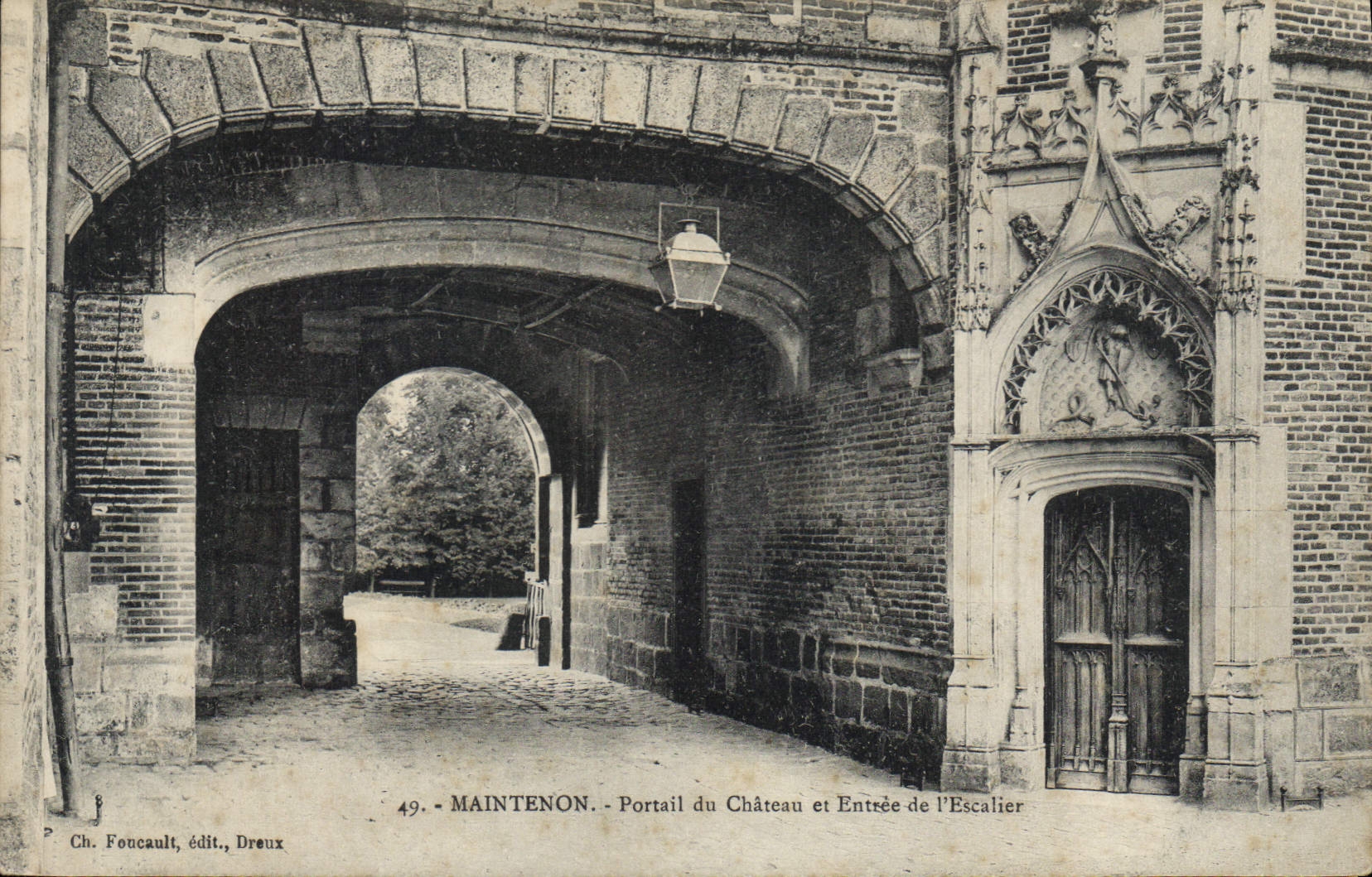 CPA Maintenon Portain du Chateau et Entree de l'Escalier