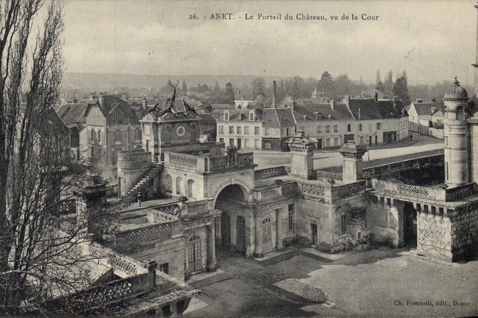 CPA Anet le Portail du Chateau vu de la Cour