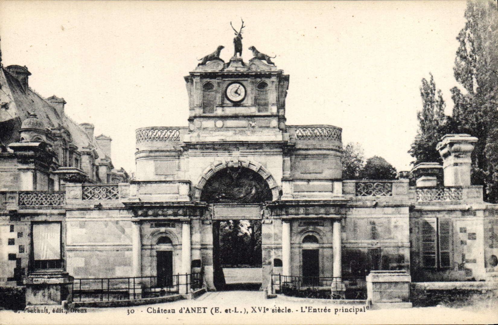 CPA Chateau d'Anet E et L XVI siecle L'Entree principale