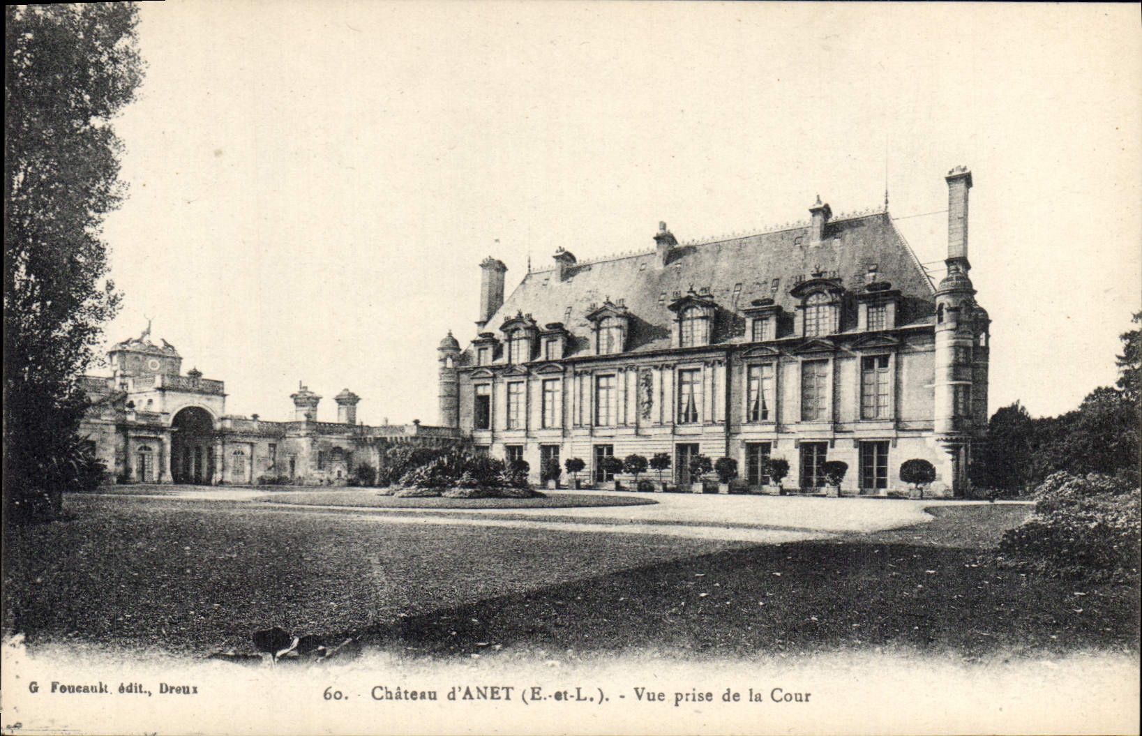 CPA Chateau d'Anet E et L Vue prise de la Cour