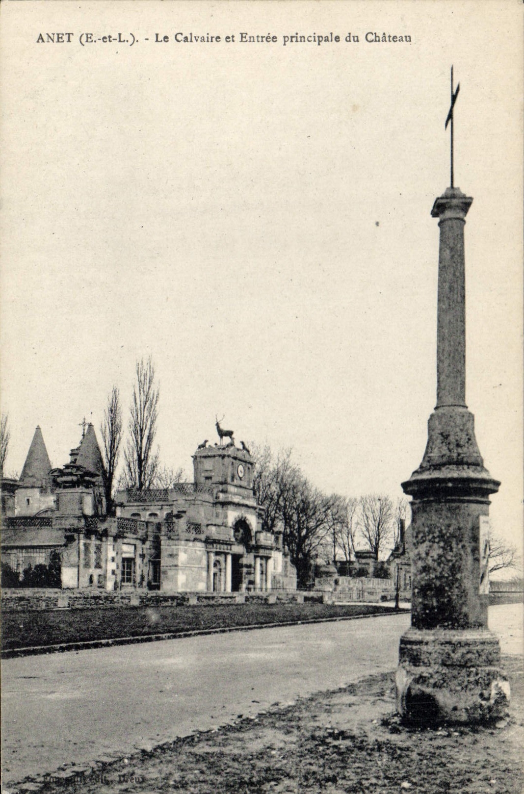 CPA Anet E et L Le Calvaire et Entree principale du Chateau