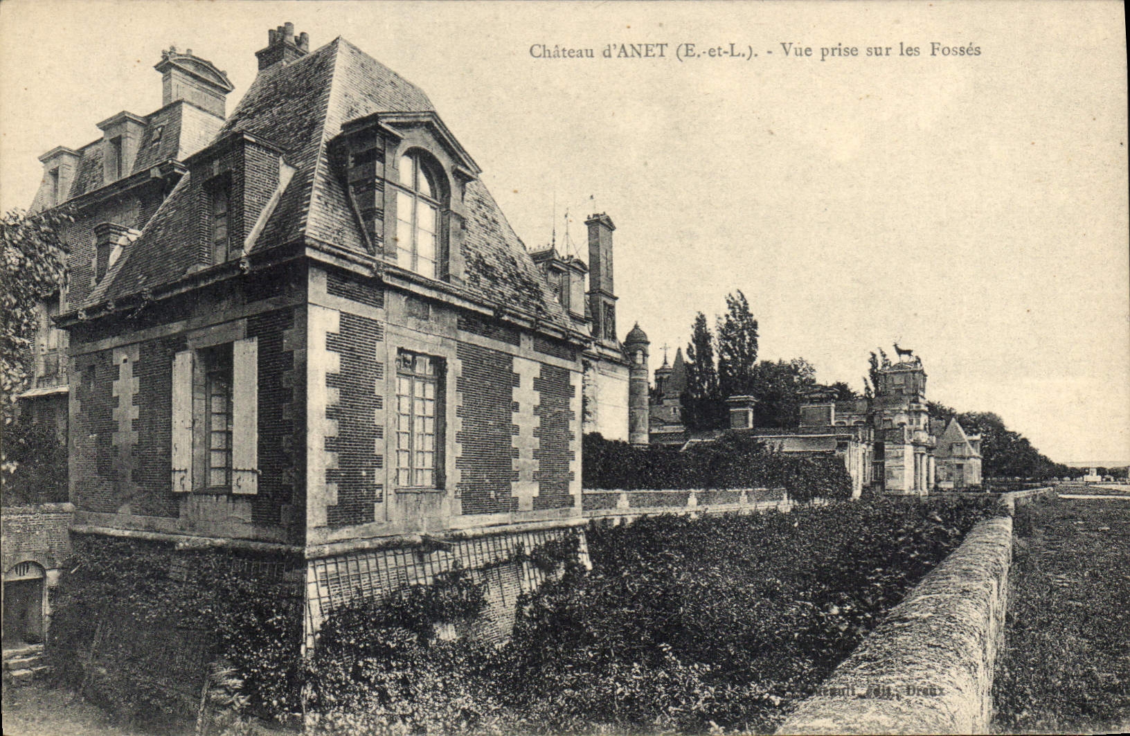 CPA Chateau d'Anet E et L Vue prise sur le Fosses