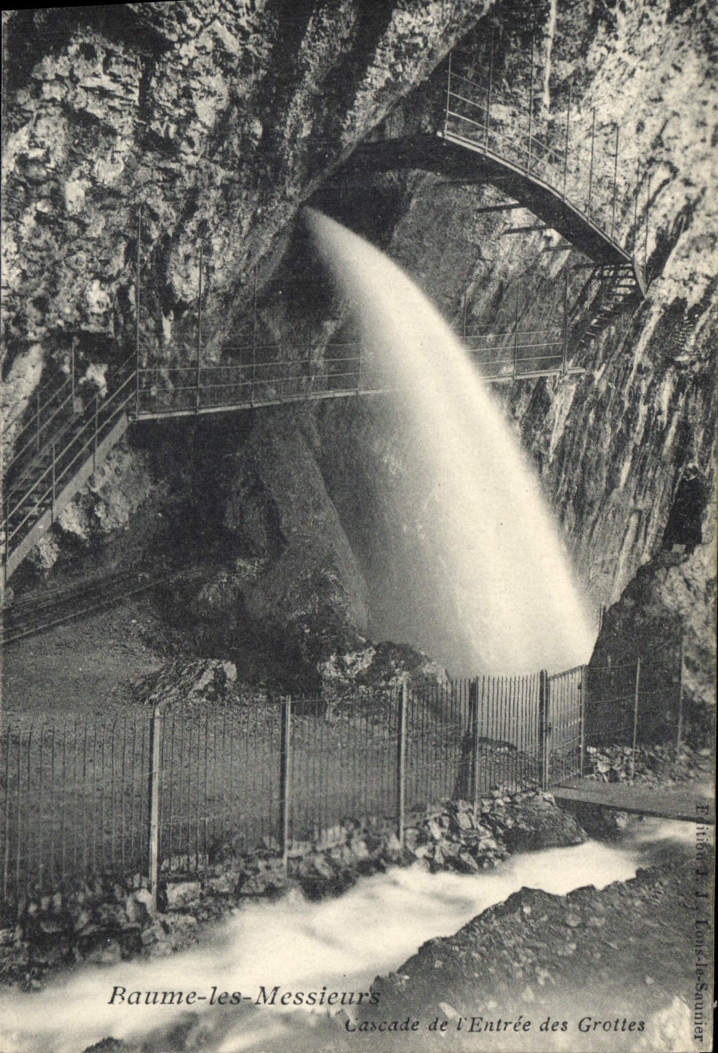 CPA Baume les Messieurs Cascade de l'Entree des Grottes