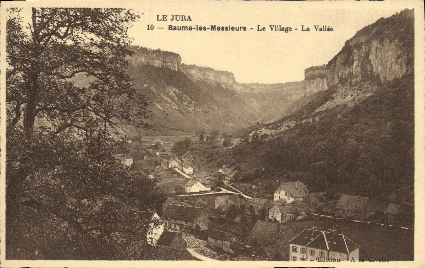 CPA Le Jura Baume les Messieurs Le Village La Vallee 