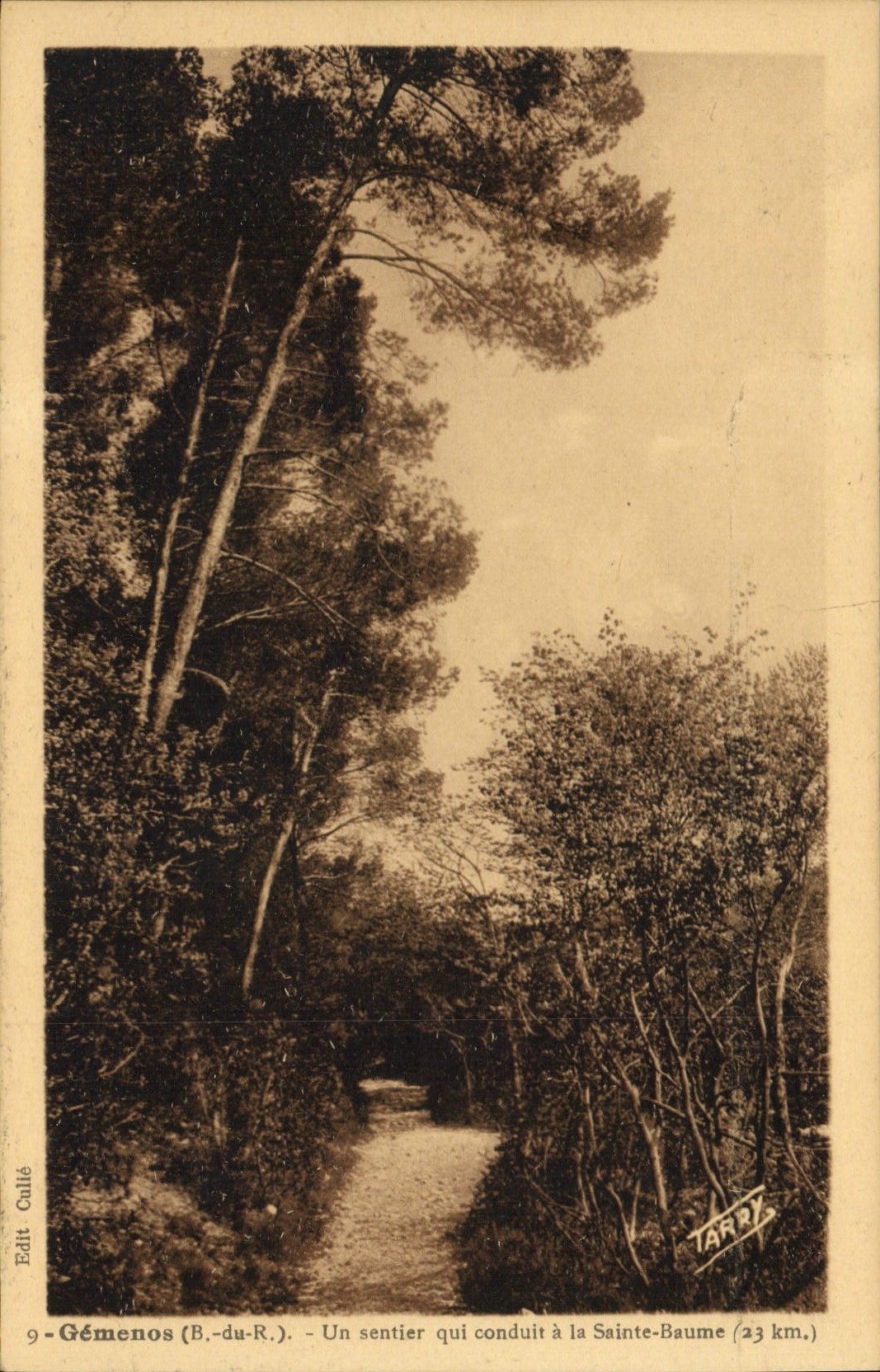 CPA Gemenos B du R Un sentier qui conduit a la Saint Baume