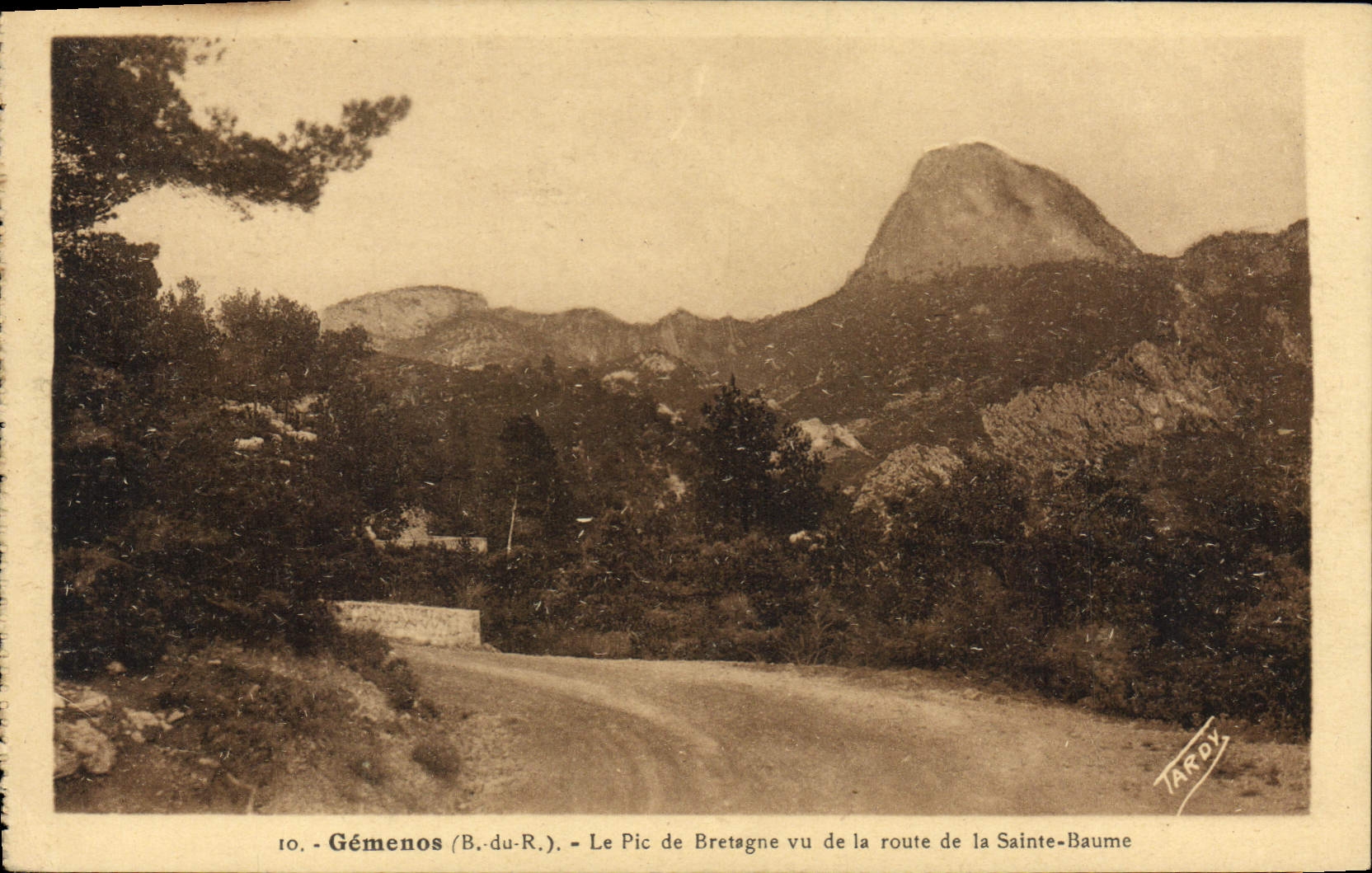 CPA Gemenos B du R Le Pic de Bretagne vu de la route de la Saint Baume