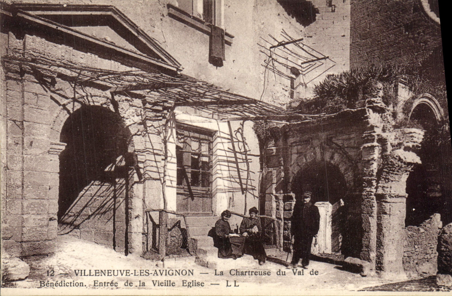 CPA Villeneuve les Avignon La Chartreuse du Val de Benediction Entree de la Vieille Eglise