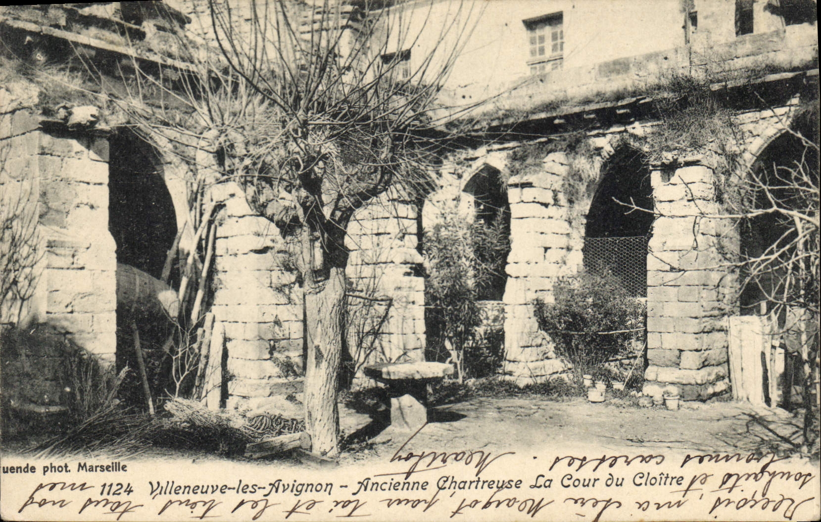 CPA Villeneuve les Avignon Ancienne Chartreuse La Cour du Cloitre