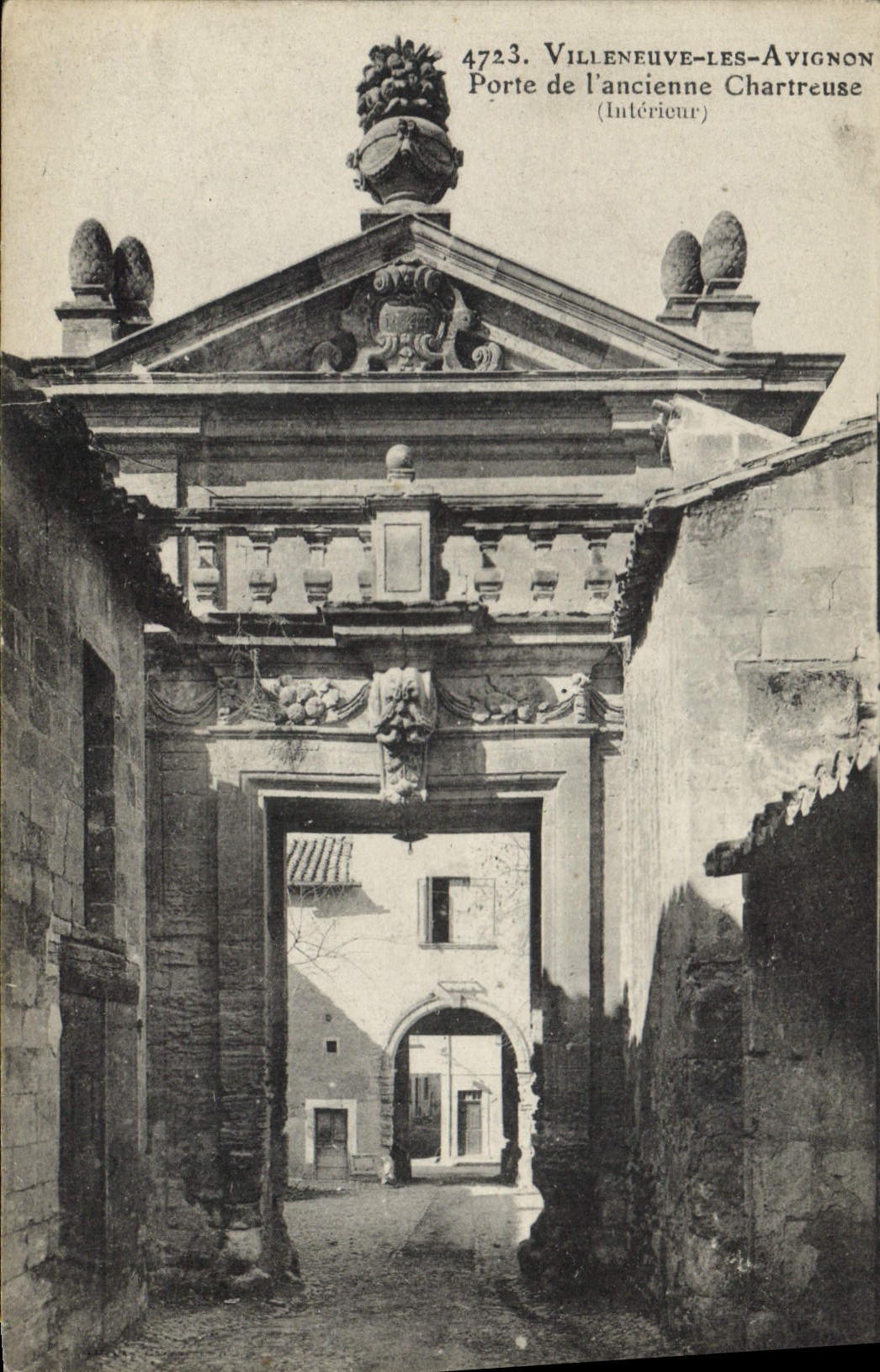 CPA Villeneuve les Avignon Porte de l'ancienne Chartreuse Interieur 