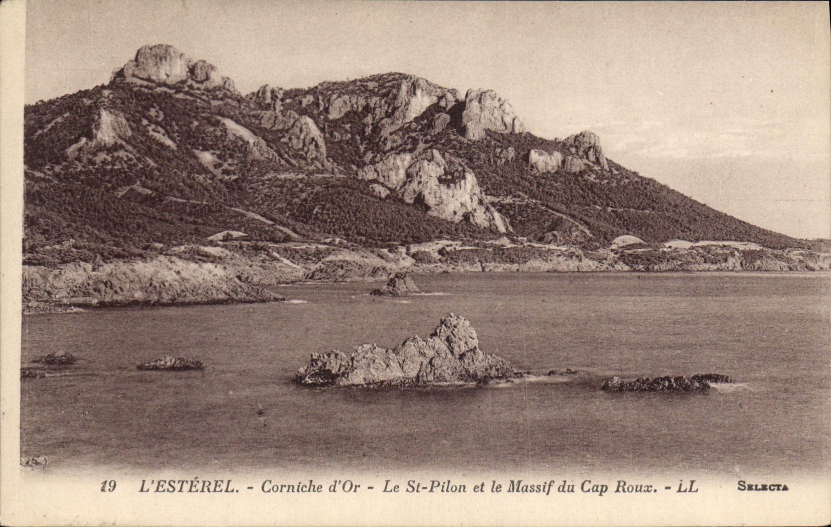 CPA L'Esterel Corniche d'Or Le St Pilon et le Massif du Cap Roux 