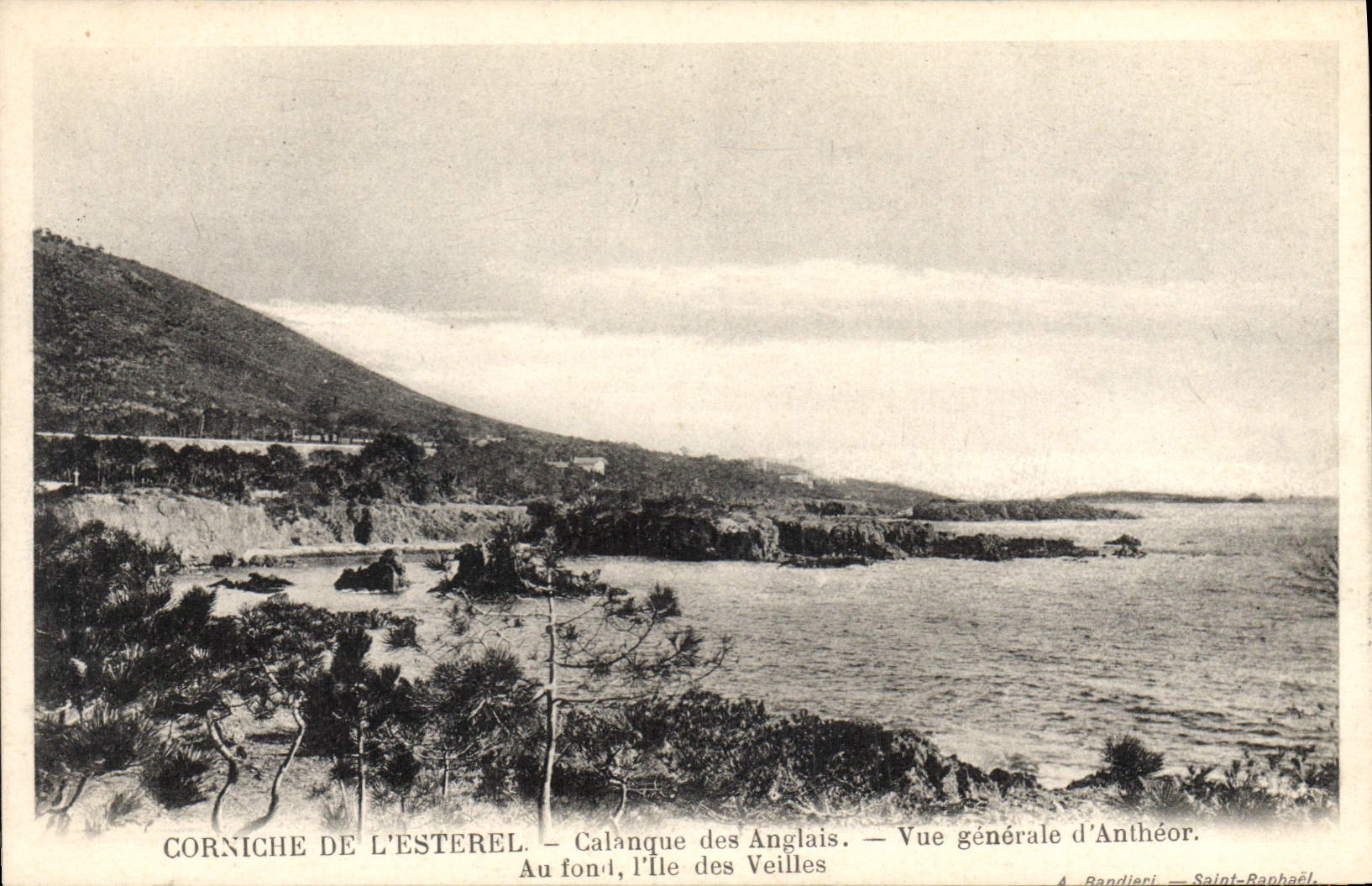 CPA Corniche de L'Esterel Calanque des Anglais Vue generale d'Antheor Au fond l'lle des Veilles 