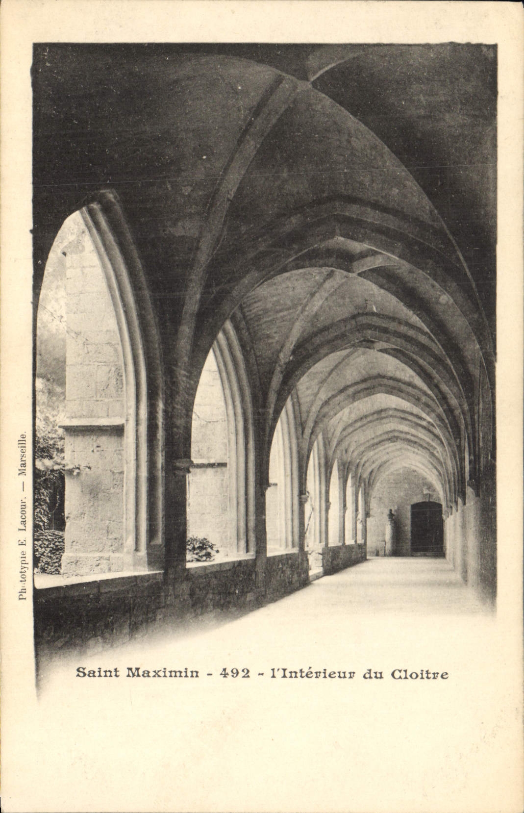 CPA Saint Maximin l'Interieur du Cloitre 