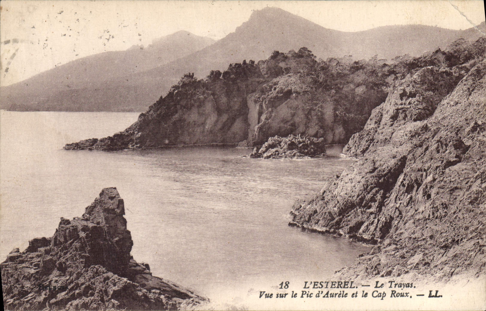 CPA L'Esterel Le Trayas Vue sur le Pic d'Aurelle et le Cap Roux 