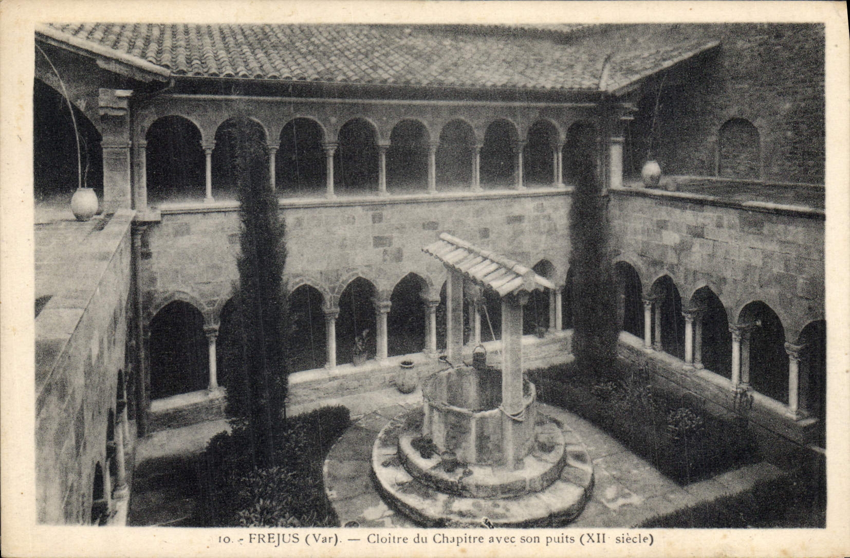 CPA Frejus Var Cloitre du Chapitre avec son puits XII siecle