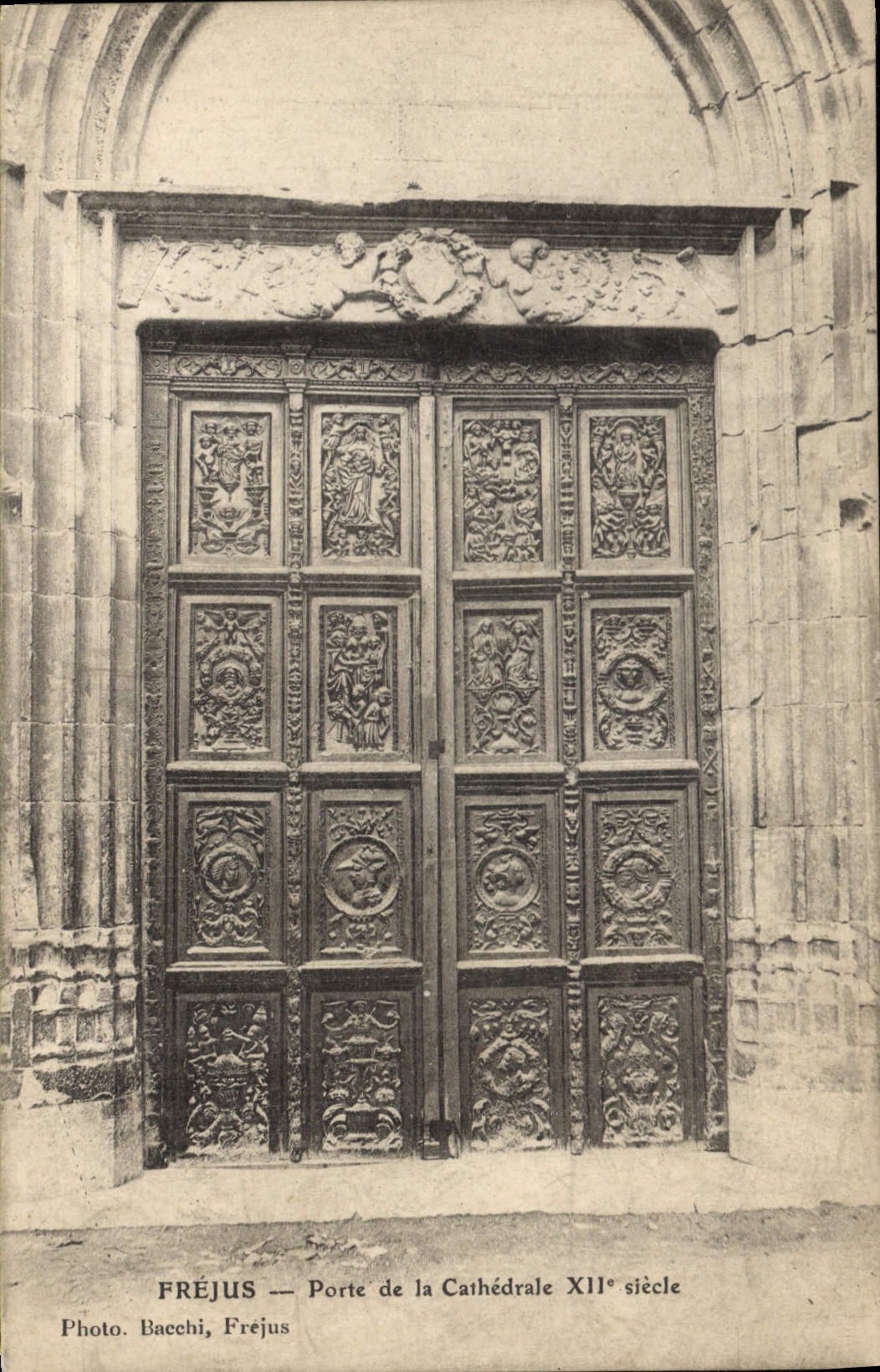CPA Frejus Porte de la Cathedrale XII siecle