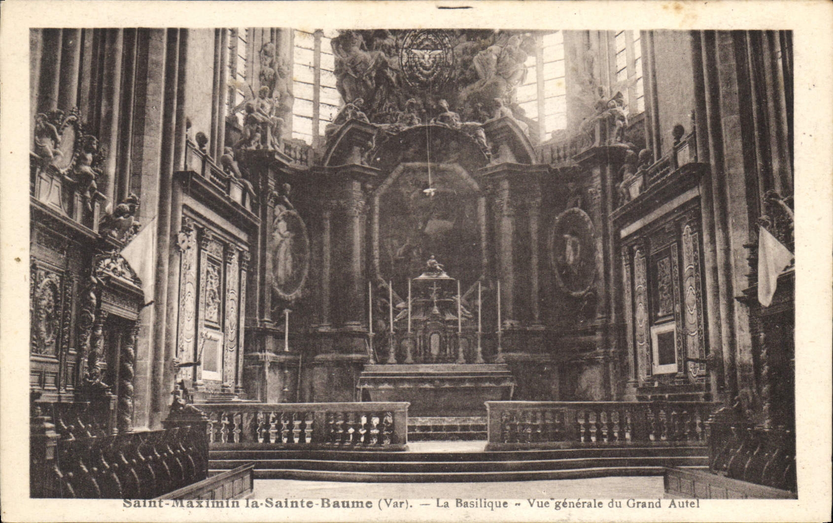 CPA Saint Maximin la Sainte Baume Var La Basilique Vue generale du Grand Autel 