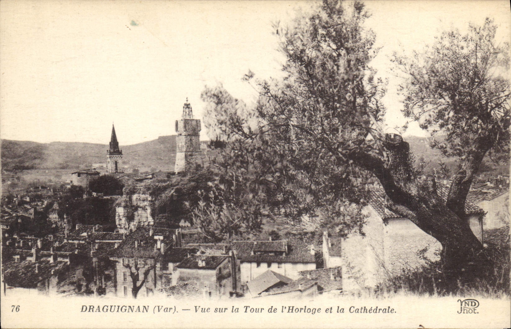 CPA Draguignan Var Vue sur la Tour de l'Horloge et la Cathedrale