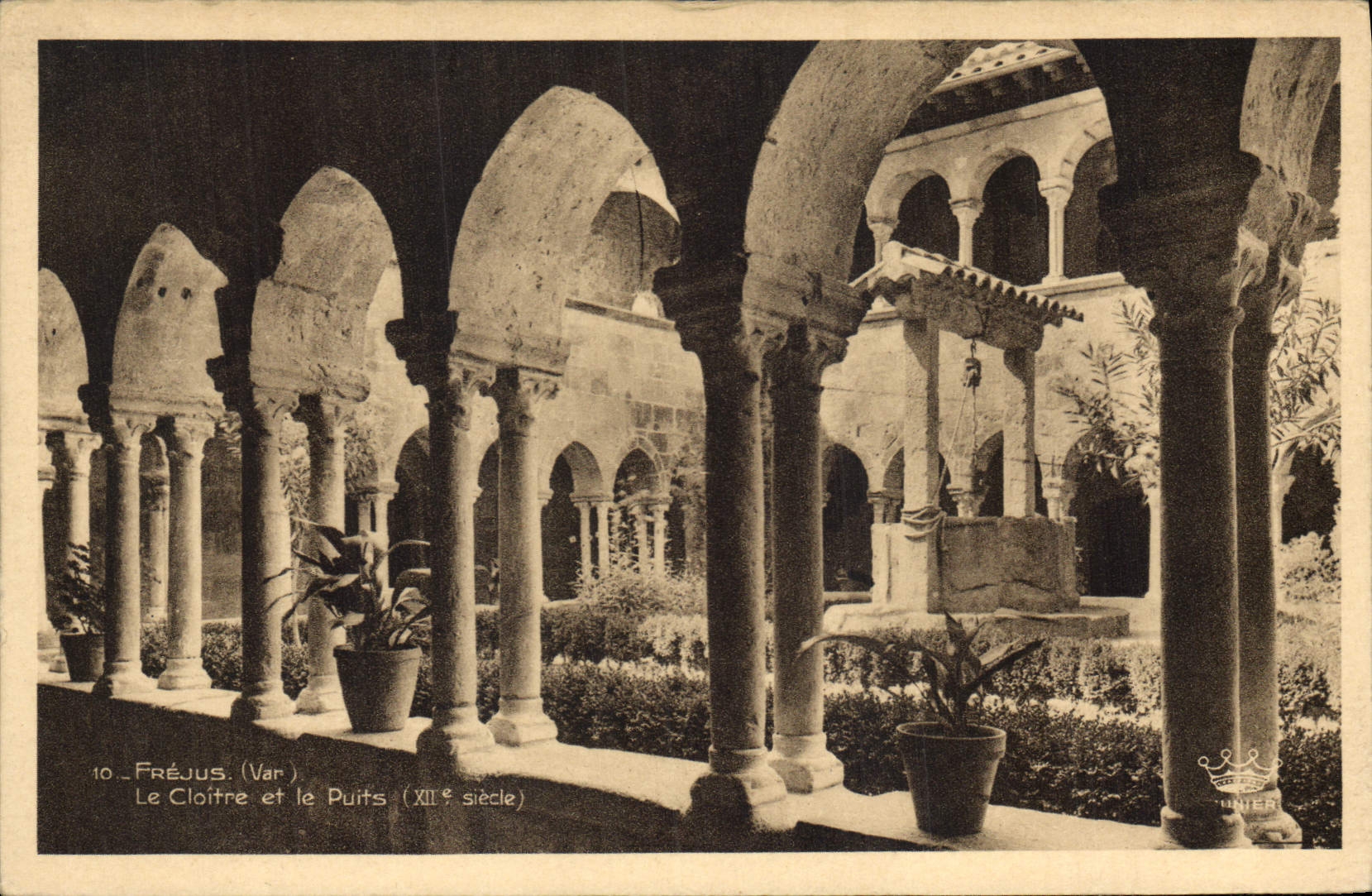 CPA Frejus Var Le Cloitre et le Puits XII siecle