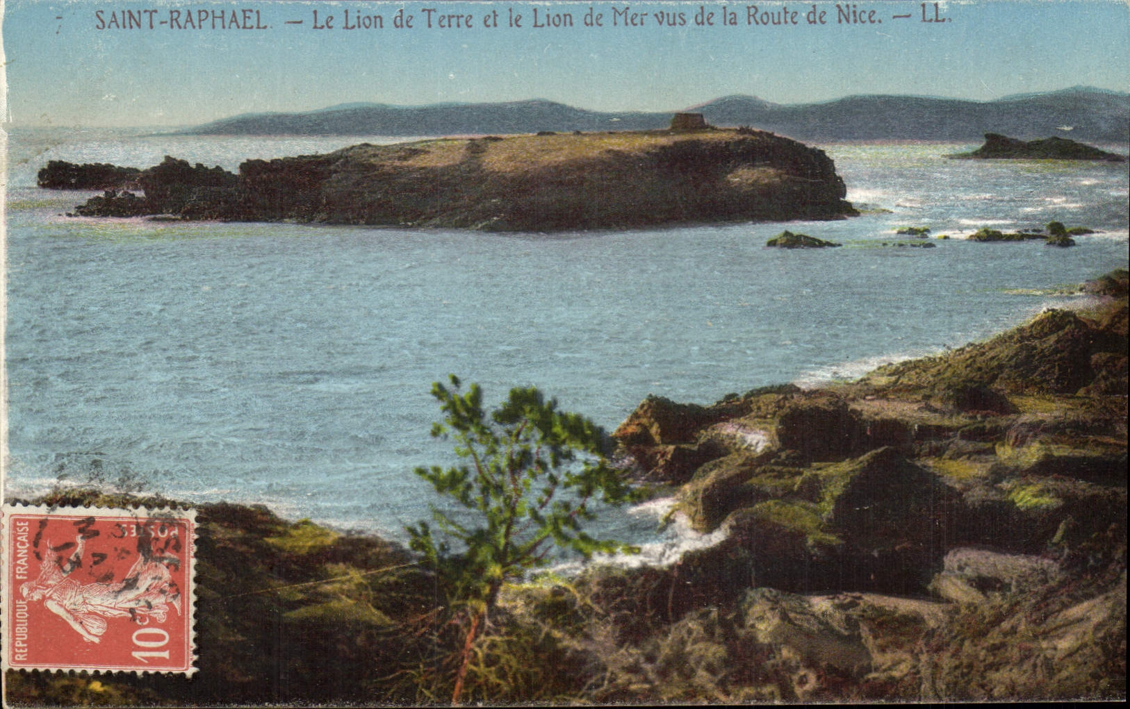 CPA Saint Raphael Le Lion de Terre et le Lion de Mer vus de la Route de Nice 