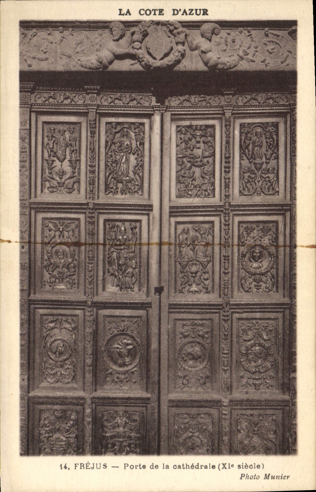 CPA La Cote d'Azur Frejus Porte de la cathedrale XI siecle